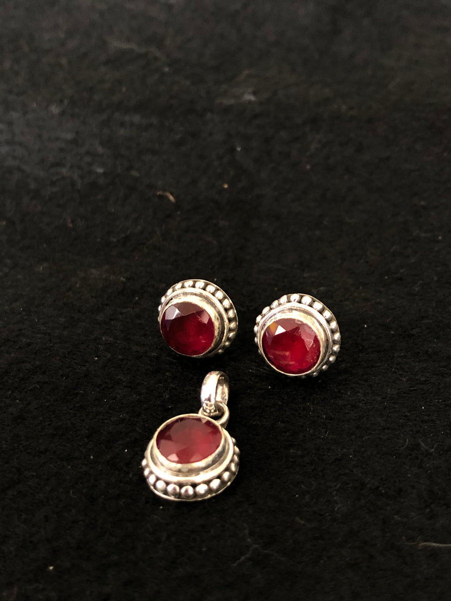 Ruby Round Pendant Set, angled view