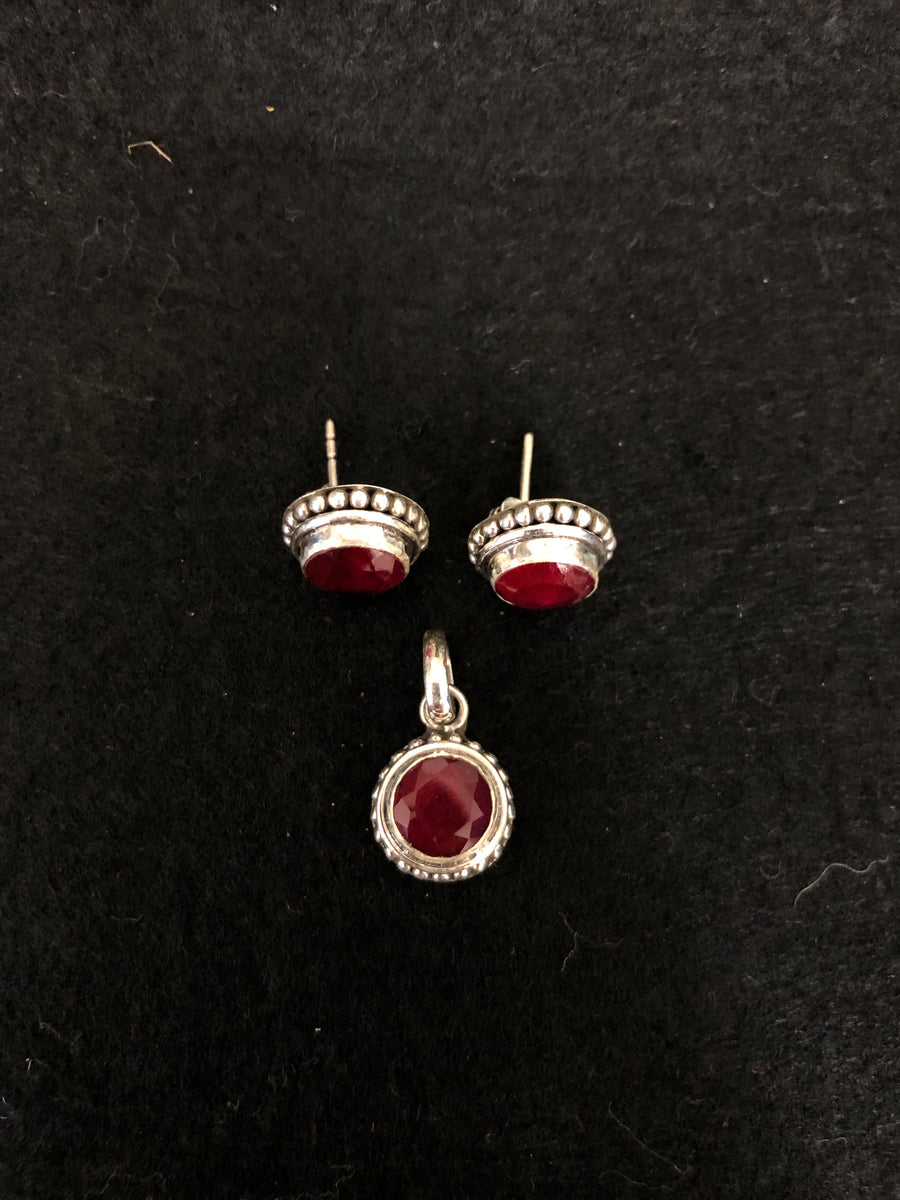 Ruby Round Pendant Set, top view
