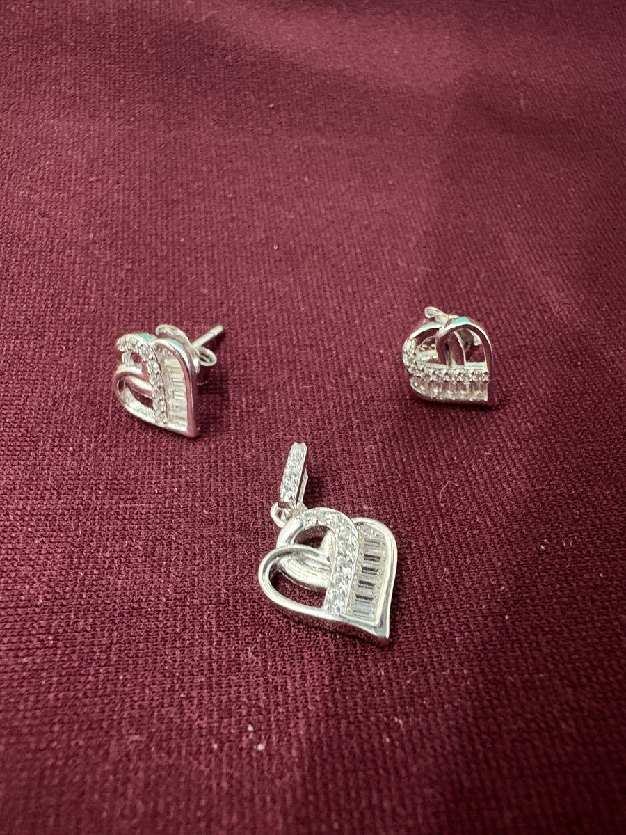 Interlocking Heart Pendant Set, angled view