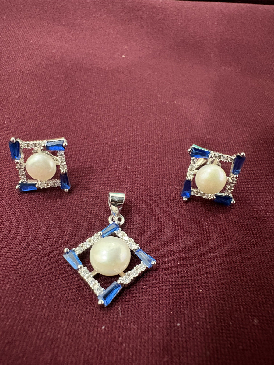 Blue Pearl Pendant Set, detail view