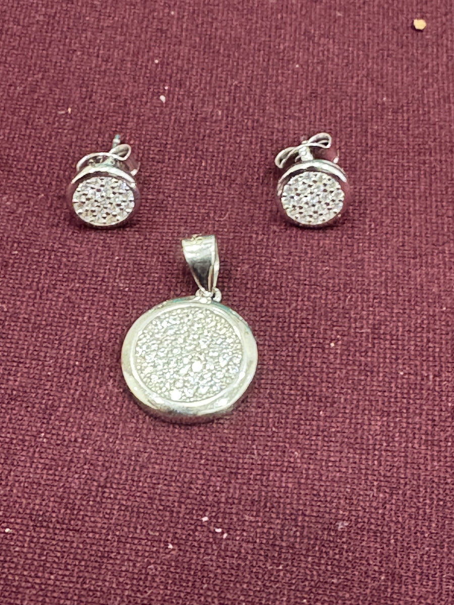 Textured Disc Pendant Set, detail view