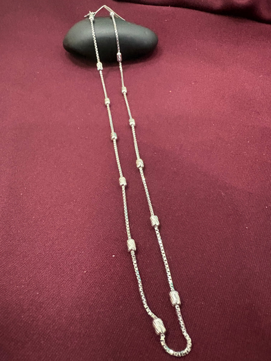 Textured Bar Box Chain, close-up view